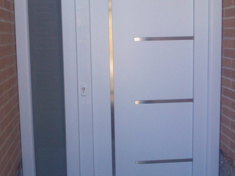 Puerta de entrada de PVC en blanco