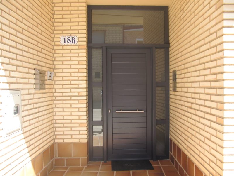 Puerta de entrada en gris antracita
