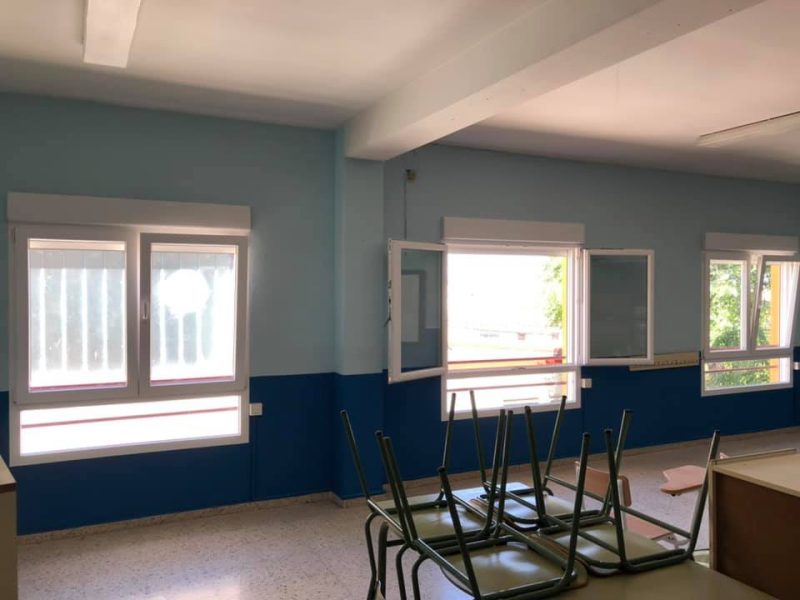 Ventanas en una sala de un edificio público